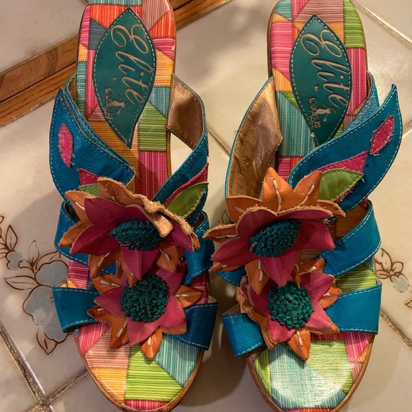 🌼Gorgeous Heal Sandals Multicolored Flowers Sz 9 - Picture 1 of 5